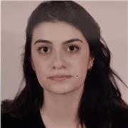 Studentessa universitaria dell'International Medical Doctor Program del San Raffaele offre lezioni di inglese